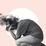 رسم تعبيري لشخص يجلس في وضعية الانحناء ويمسك رأسه مع تصاعد دخان أسود يعبر عن القلق، الاكتئاب، والاضطرابات النفسية التي تتطلب العلاج النفسي