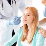 طبيب تجميل يقوم بإجراء استشارة طبية أو تحديد نقاط الحقن التجميلي لمريضة في بيئة سريرية احترافية، تعبيراً عن خدمات الطب التجميلي غير الجراحي